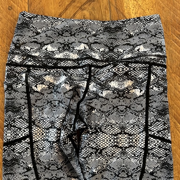 Zyia Active Cobra Metallic Pocket Light n Tight Hi-Rise Capri 6-8 - Picture 11 of 13